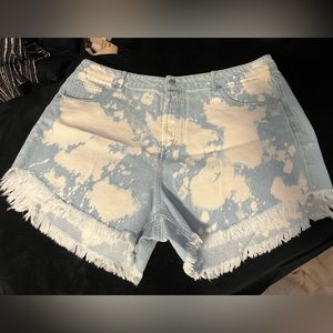 Acid wash destroyed hem denim shorts
